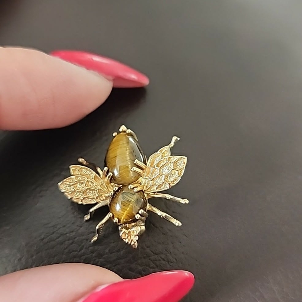 10k Gold Eye Tiger Bee Brooch.